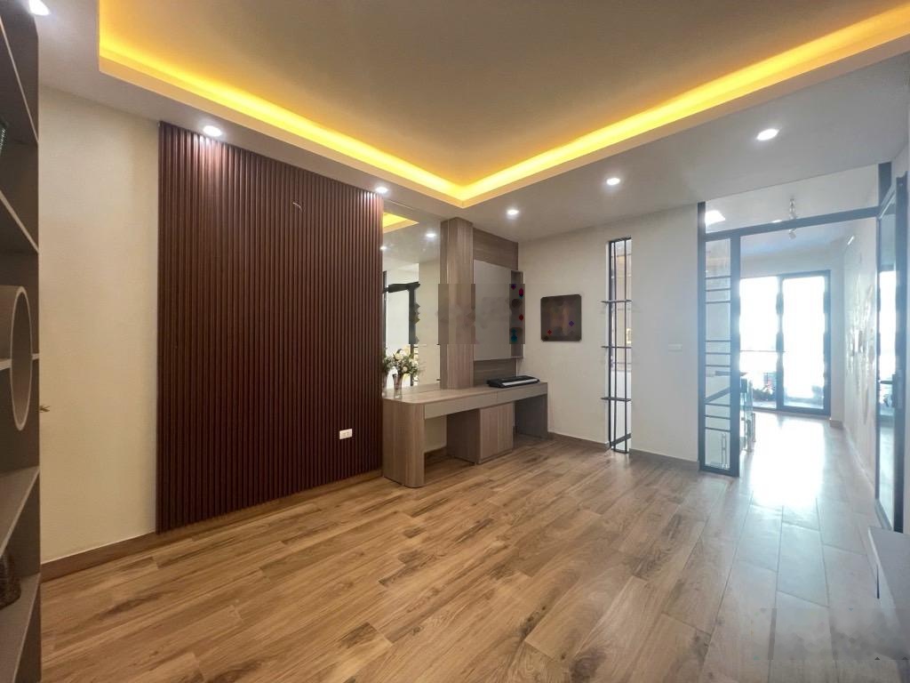 Tc 11,5tỷ có ngay nhà Mới dân xây Ng.Văn Cừ 56m, 5tầng, mt4m, ô tô đỗ cửa ngày đêm.