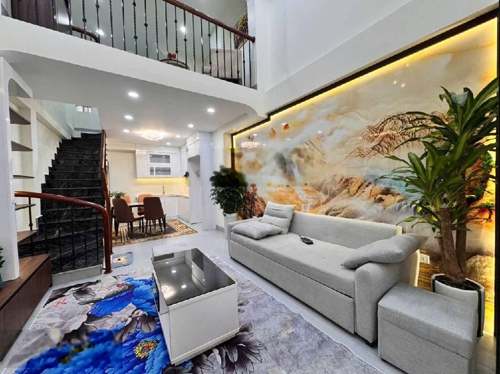 Nhà gần Hồ Tây Lạc Long Quân 37m² 5 tầng 9.1 tỷ Ngõ rộng, ô tô qua