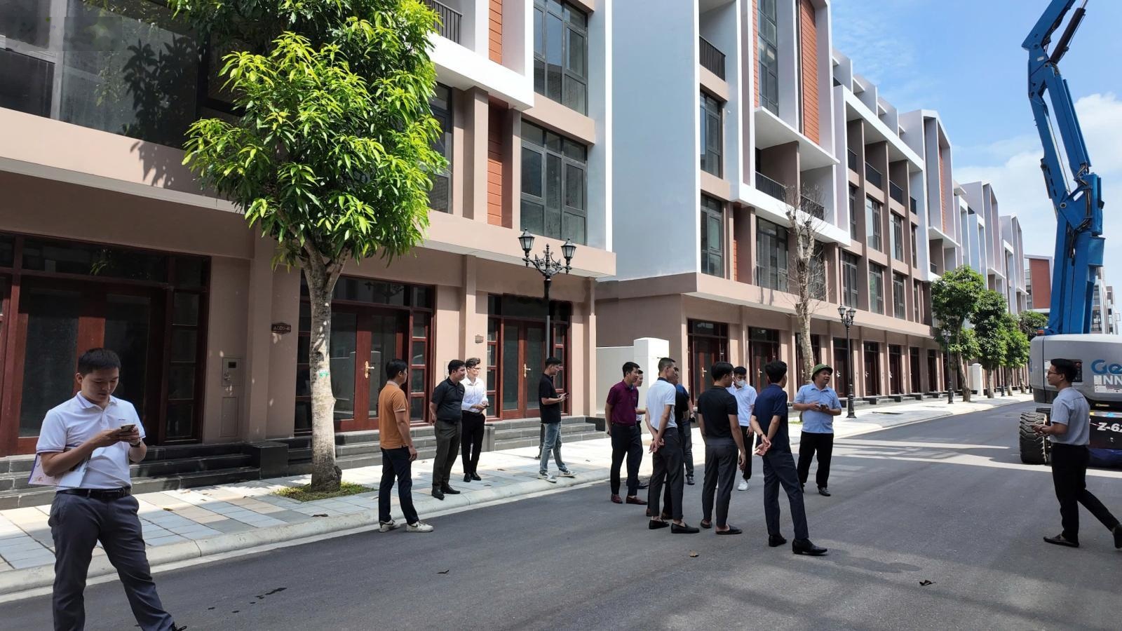 Bán nhanh căn PB2-8x đối diện chung cư MIK diện tích 100m2 giá chỉ 18,7 tỷ