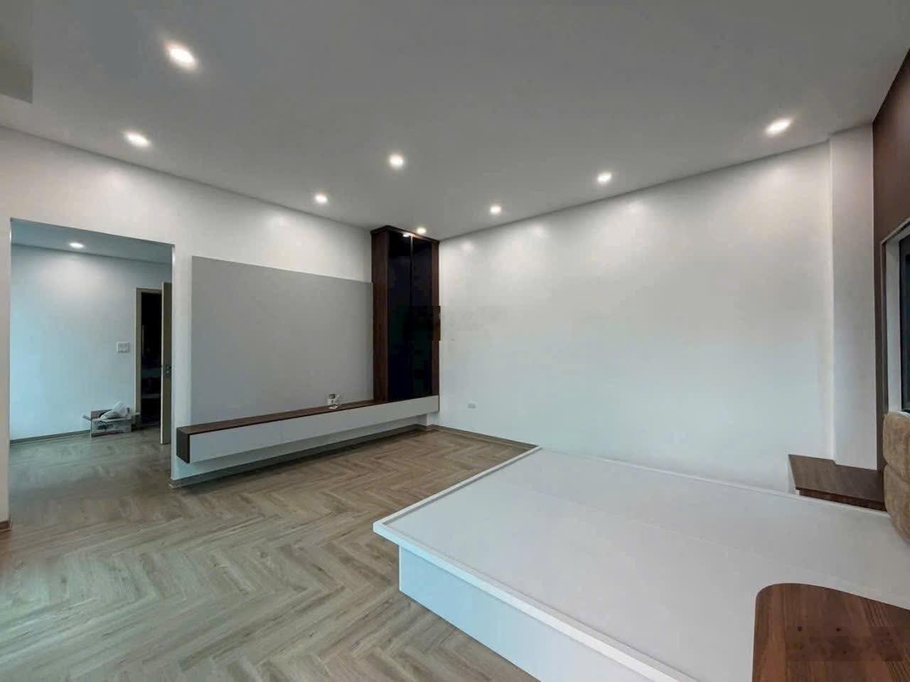 Bán nhà mới tinh - vị trí đỉnh cao ,gần hồ,tttt tại cổ linh -thạch bàn