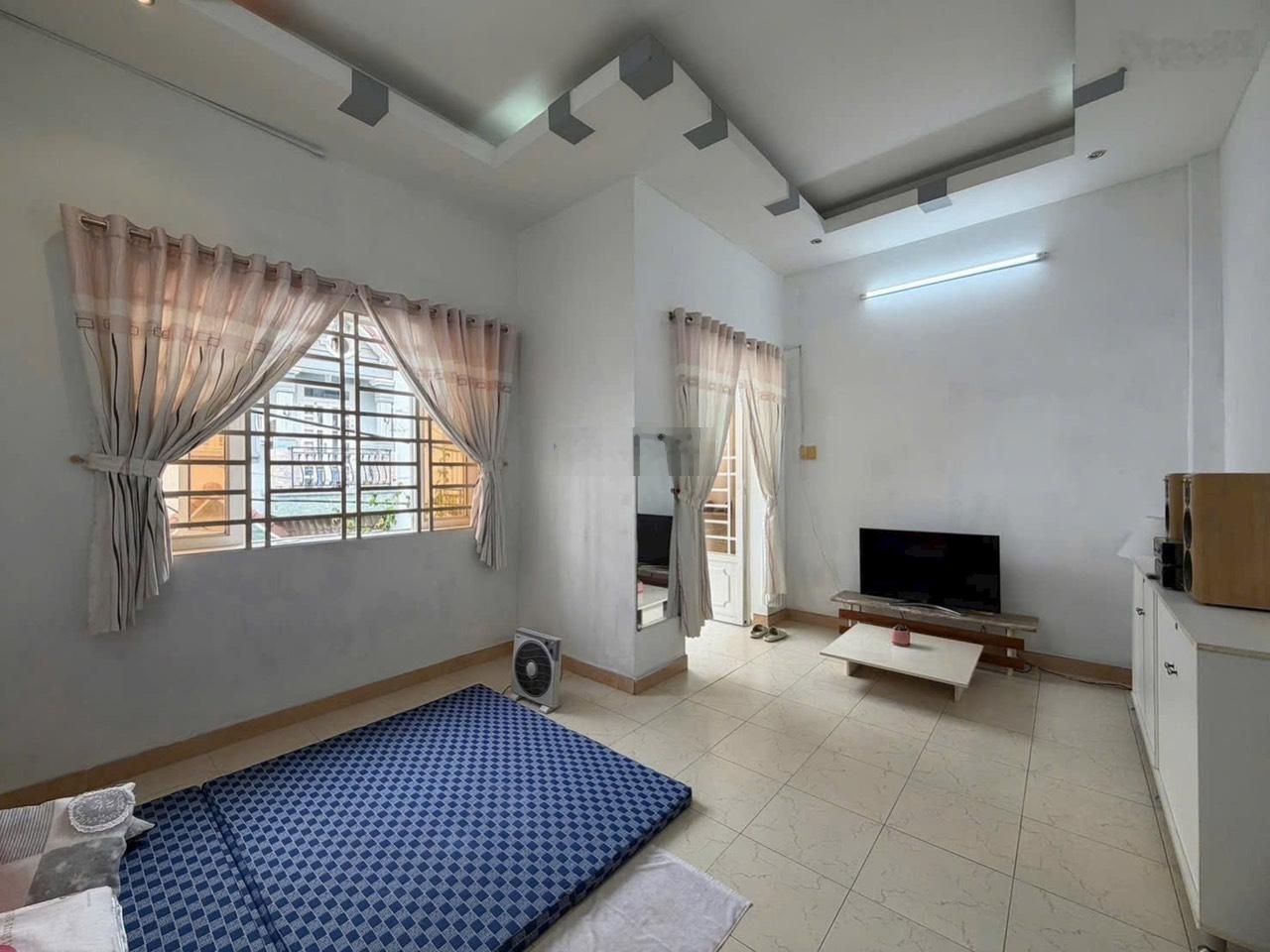 Nhà Hẽm Xe Hơi Gần Chơ Phú Thuận Quận 7-. Ngang 5m * 11,5m - 3Lầu . Giá 8,6ty . Lh: 0901311178