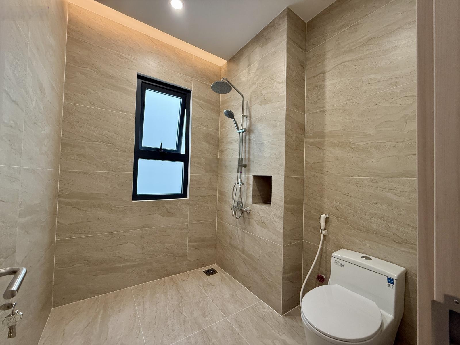 Nhà ngang 8Mx7M, trệt, 3 Lầu, 4PN, Gara ô tô, sân thượng, sát bên sông Sài Gòn, hướng tây nam