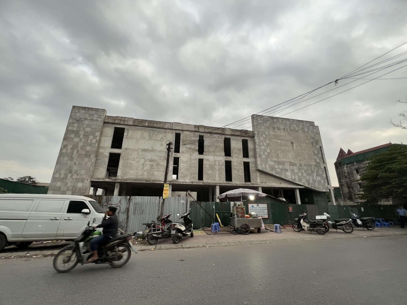 Cho thuê mặt bằng 3 tầng tổng 3300m2 gần bệnh viện K, Cầu Bươu làm siêu thị, dưỡng lão