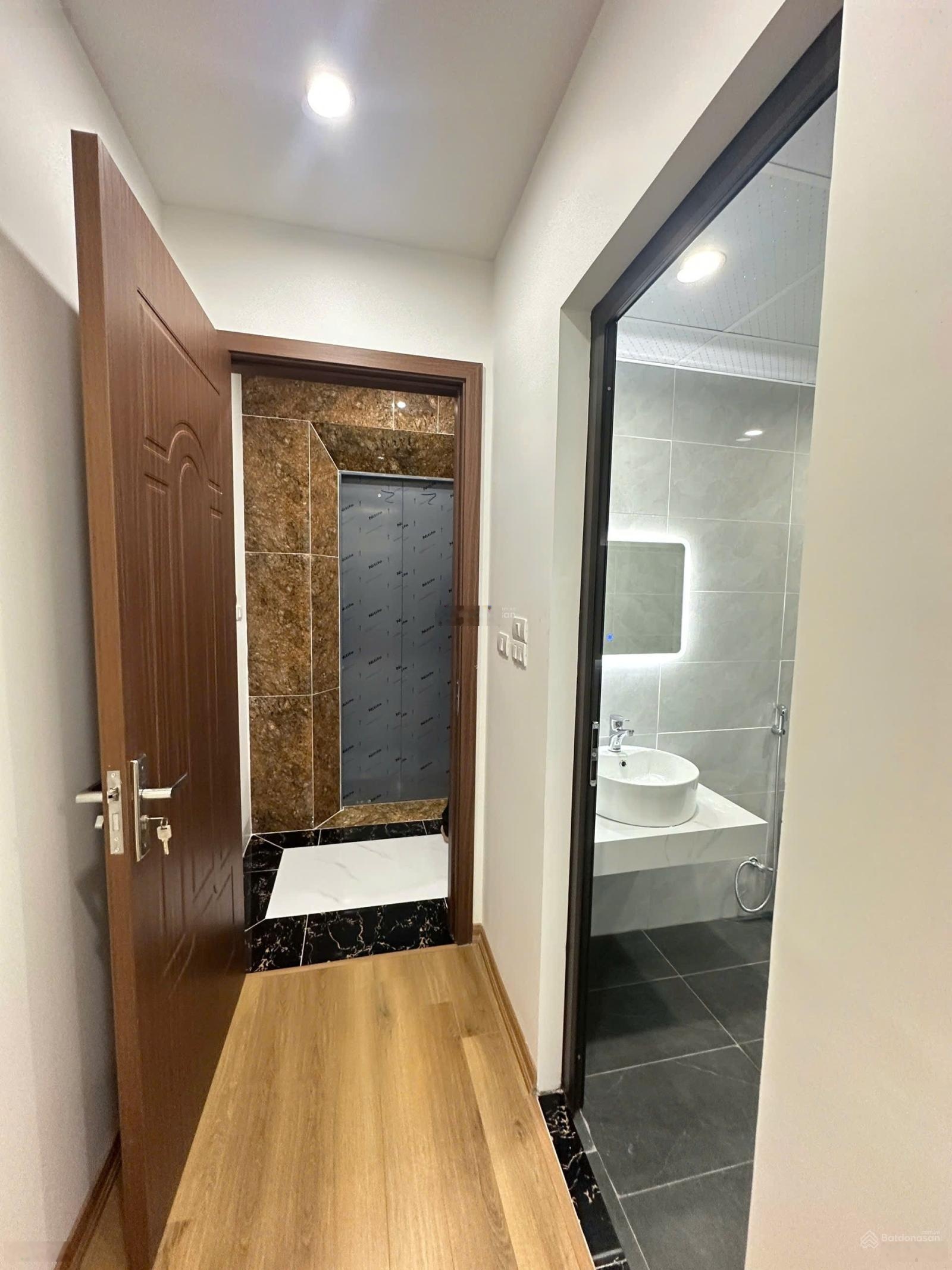 Chính chủ bán nhà ngõ 153 Cầu Cốc 40m2 5.5 tầng thang máy, oto đỗ cổng 8.6 tỷ. Nội thất như hình.