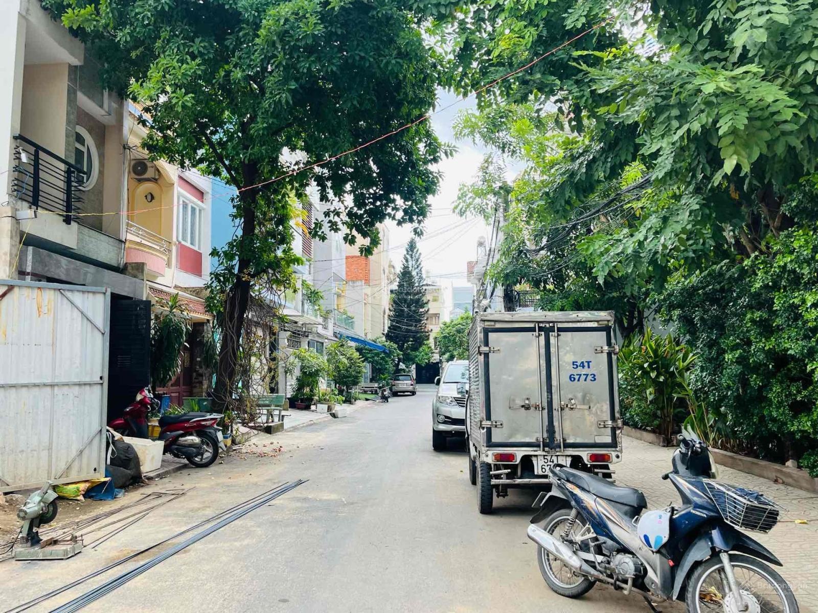 Ngay HXH Lạc Long Quân, kế bên khu Bàu Cát, ngang 4.2m nở hậu 5.6m dài 17m xây 3 tầng BTCT