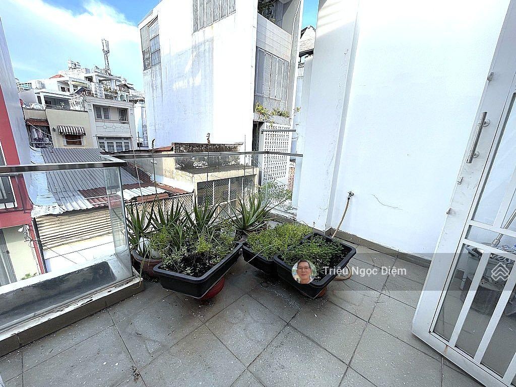 Nhà đẹp 3 tầng quận 3 hẻm xe hơi 6 mét thông lê văn sỹ full nội thất.