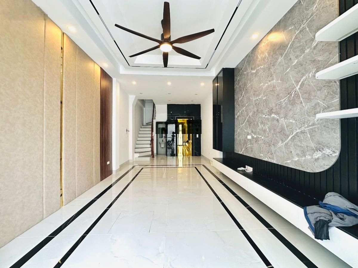 Duy nhất! Nhà mới kính koong Vũ Ngọc Phan, thang máy nhập khẩu, 50m ra ô tô tránh, khu dân trí cao