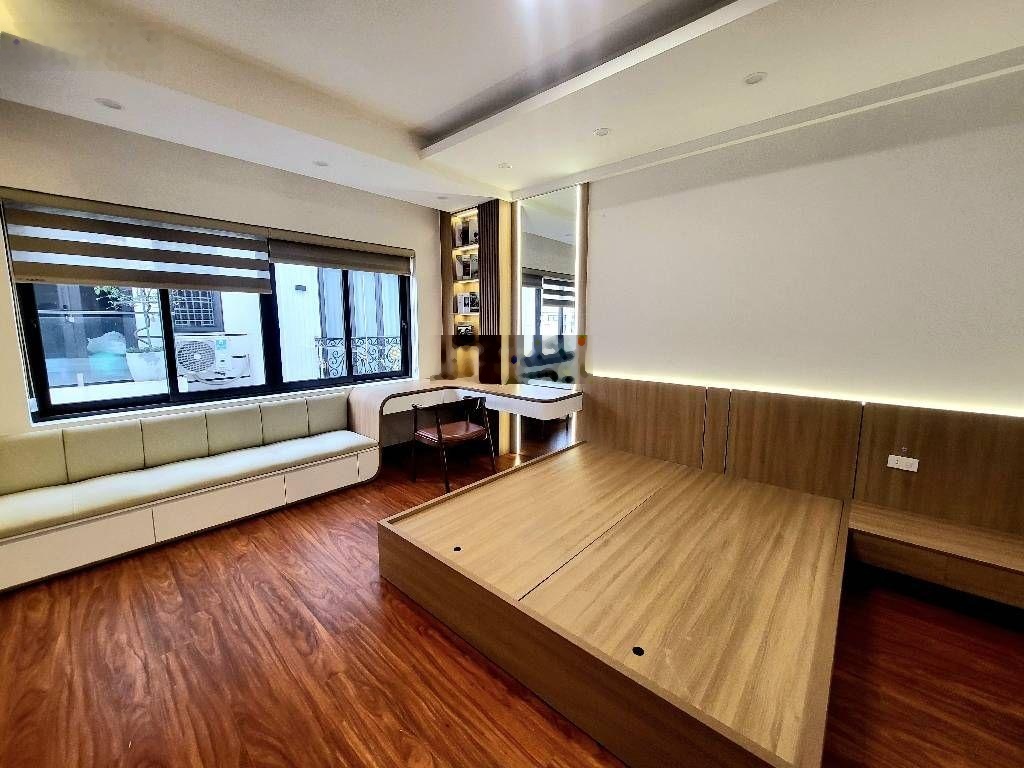 Quá rẻ: nhỉnh 8t, nhà ngay mặt phố ngô xuân quảng, 6 tầng thang máy, full nội thất, 1 căn duy nhất