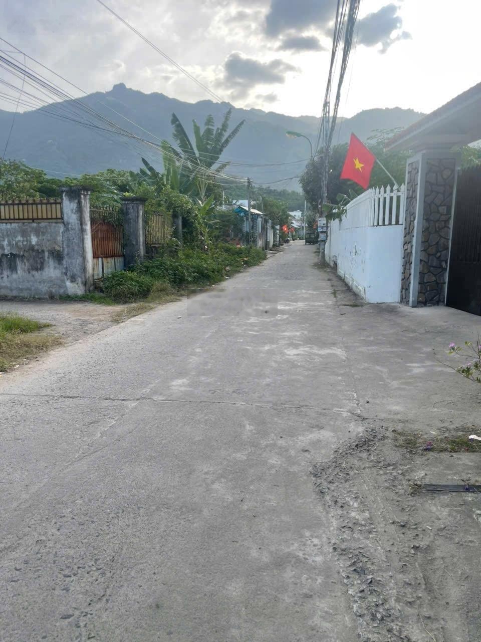 Bán đất 3 mặt tiền trung tâm phước đồng phù hợp phân lô, xây biệt thự diện tích 580m