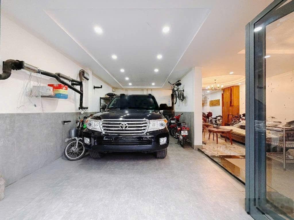 Nhà phố quận 8 - hiện đại có thang máy 4 tầng - nội thất cao cấp - tiếp giáp quận 1 - giá chỉ 18 tỷ