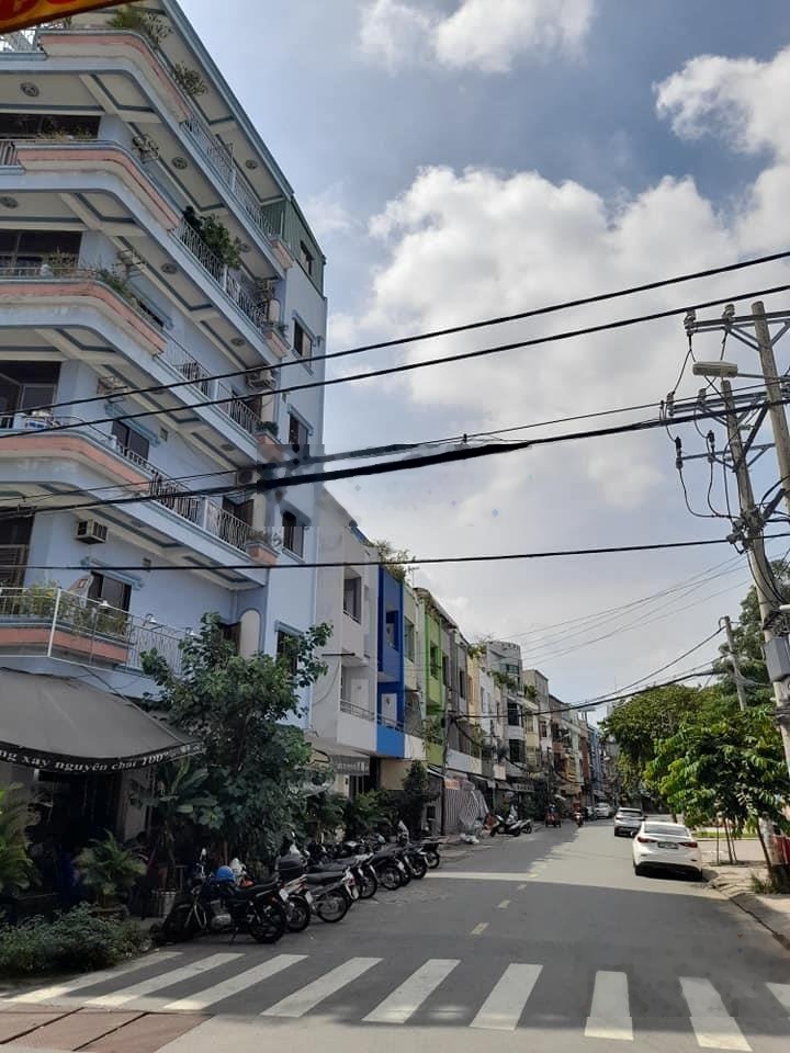 Nhà mới q11 - gần cv đầm sen - lạc long quân - 5 tầng - ôtô ngủ trong nhà - nhỉnh 9 tỷ