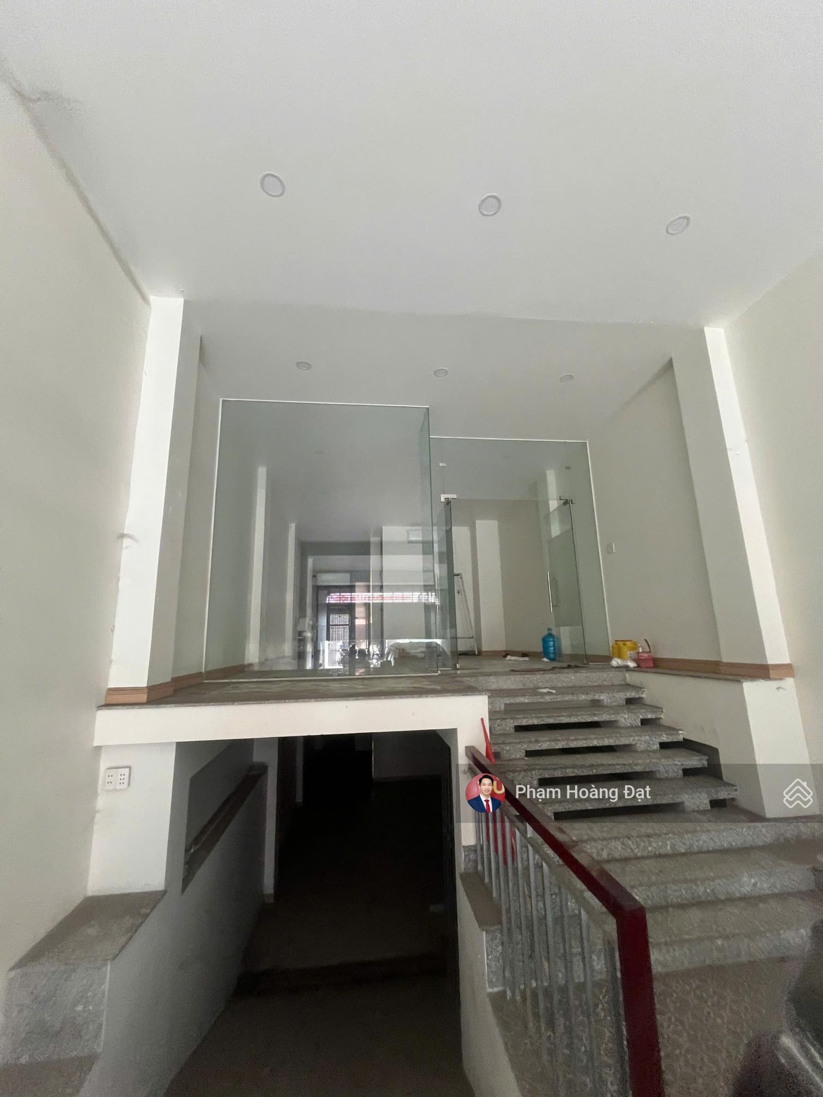 Chính chủ cần bán nhanh nhà mặt tiền đường Tô Ngoc Vân, ngay chợ Thủ Đức, 5 tầng hầm có thang máy