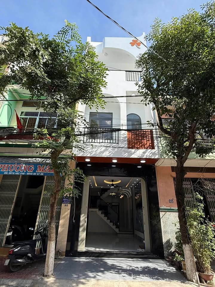 Bán nhà 3 tầng mặt tiền đường Huỳnh Thúc Kháng, Quy Nhơn, giá 6.95 tỷ