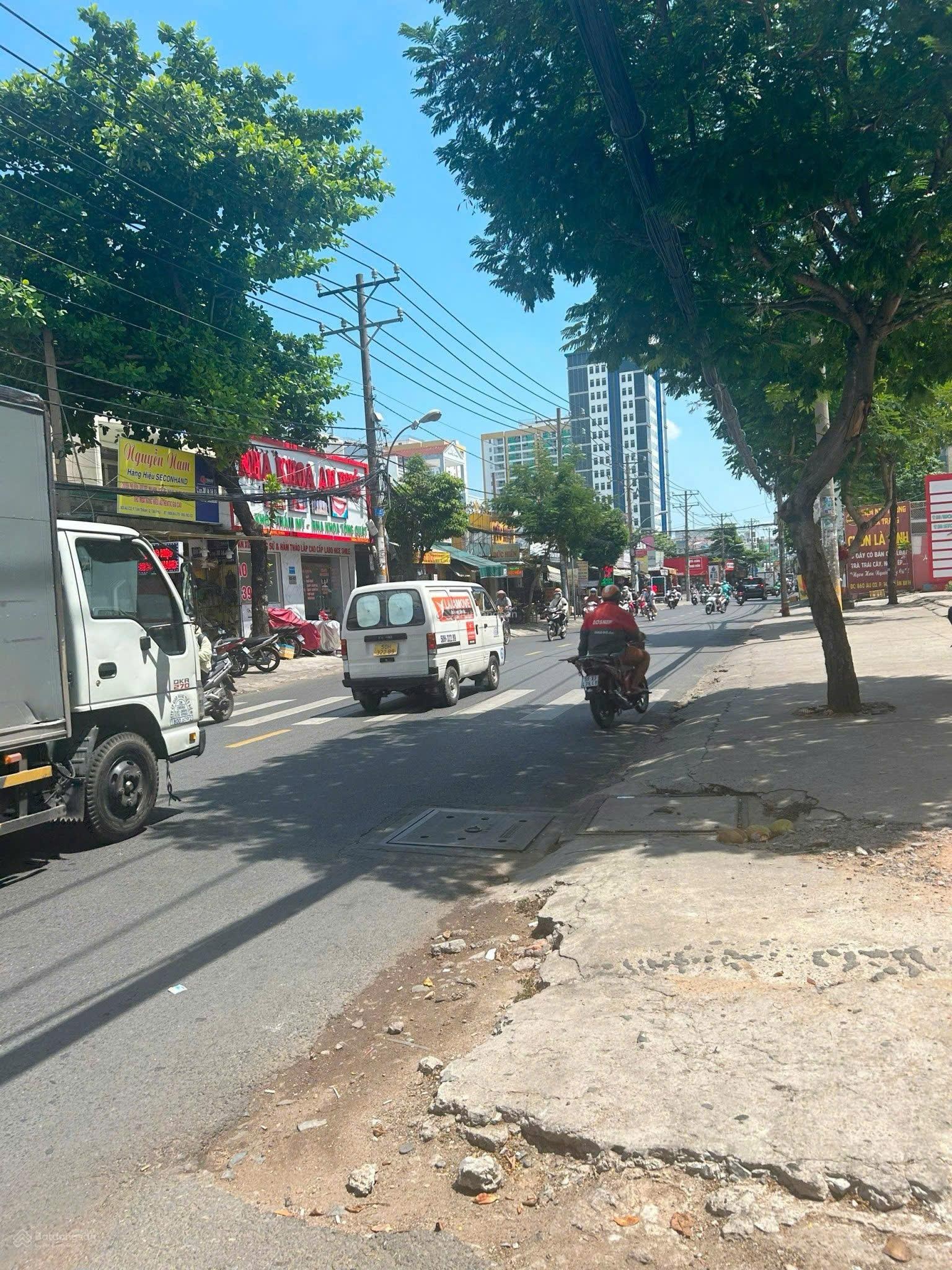 Bán nhà SIÊU HIẾM - MT Âu Cơ, quận Tân Bình, DT 8.5x25m, 2 lầu, HĐT 80tr/tháng, GIÁ 27,5 TỶ