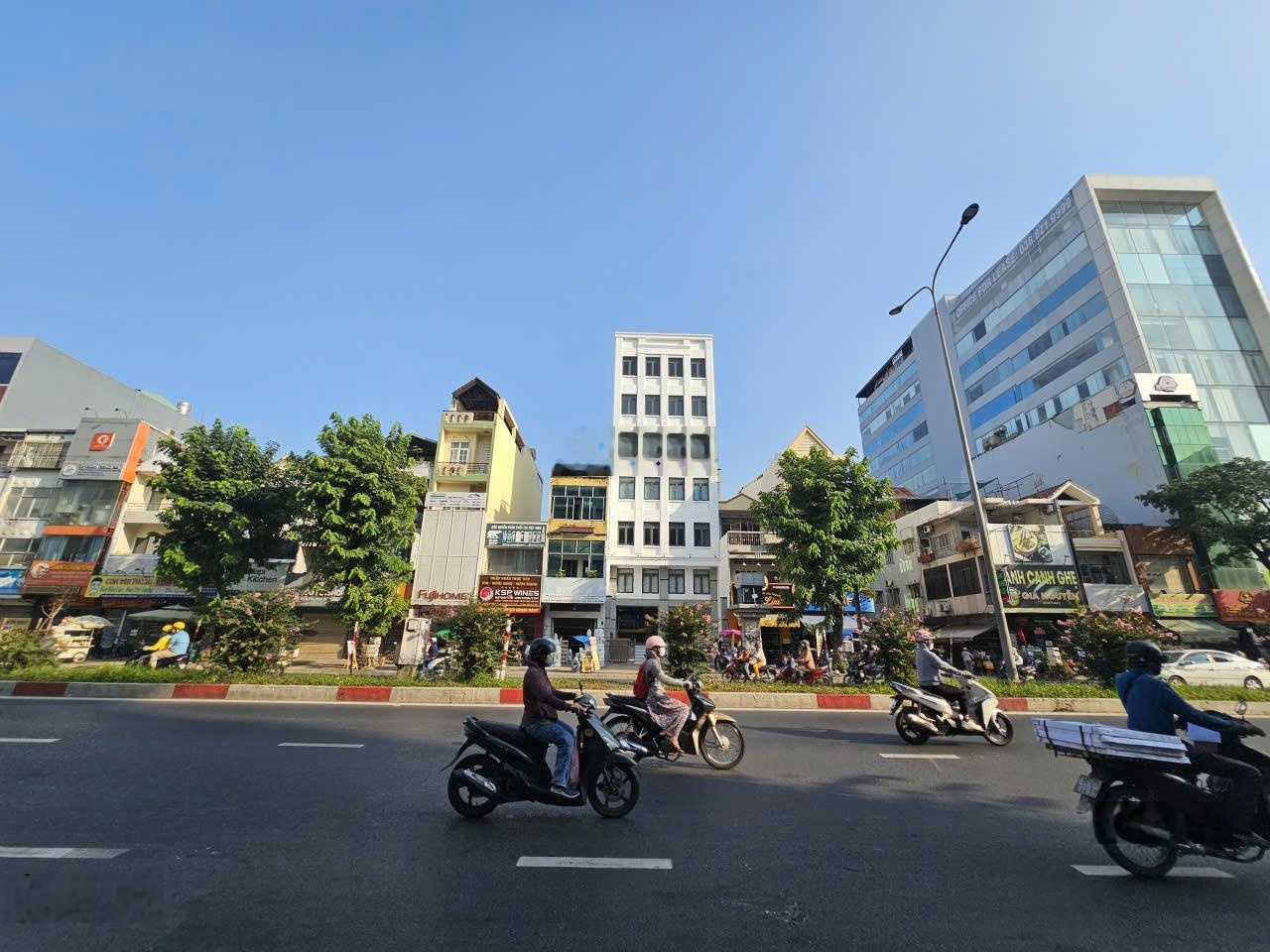 Bán tòa nhà bulding đường Cộng Hòa Tân Bình - diện tích: 7x30m - KC 6 tầng - HĐT 150tr - giá: 35 tỷ