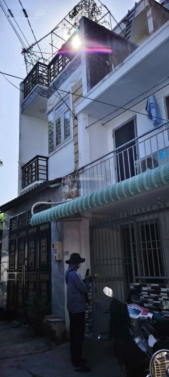 Nhà 3 tầng, hẻm xe hơi ngay chợ Ngã 3 Bầu Hóc Môn, giá 3.65 tỷ