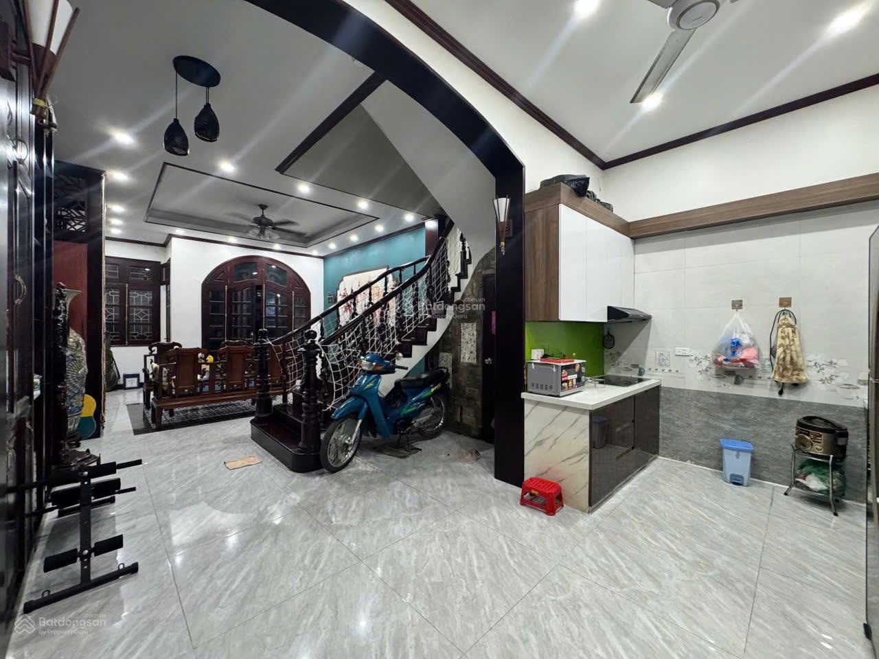 Cho thuê nhà 60m*4 tầng, nguyên căn Ngõ 156 phố Lạc Trung, Hai Bà Trưng, giá 15 triệu.