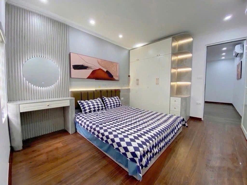 Nhỉnh 5 tỷ - căn hộ tập thể 3 tầng đẹp, ngõ thoáng, gần trường học, vài phút ra phố