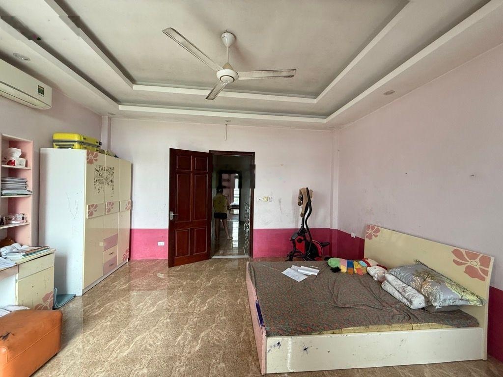 Phân lô tđc quỳnh đô, 2 mặt trước_ sau nhà đường 12m, vỉa hè 3m. dt: 80m, nhà 3 tầng. 16 tỉ.