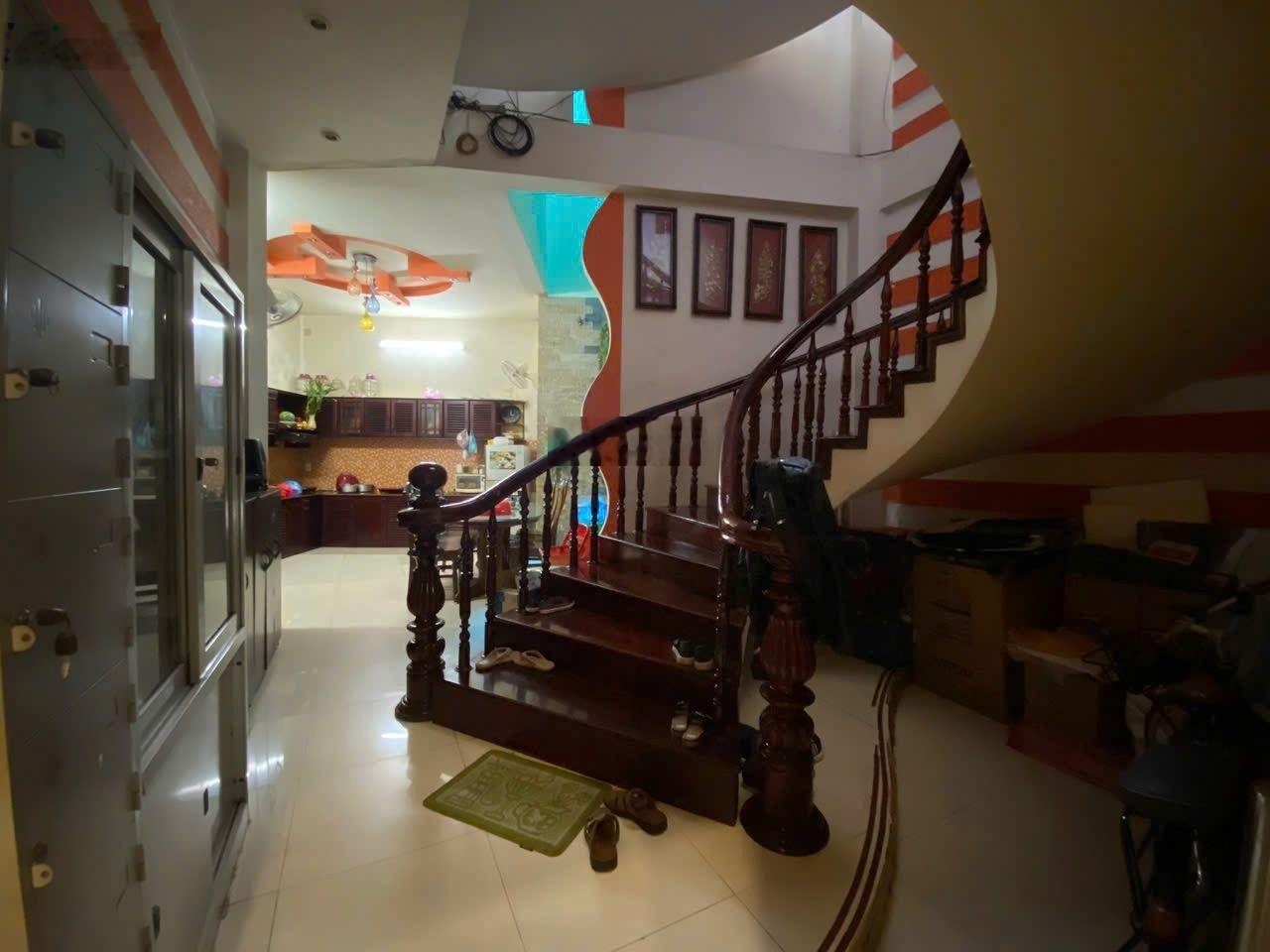 Nhà 3 tầng mặt tiền trưng nữ vương vị trí kinh doanh đỉnh