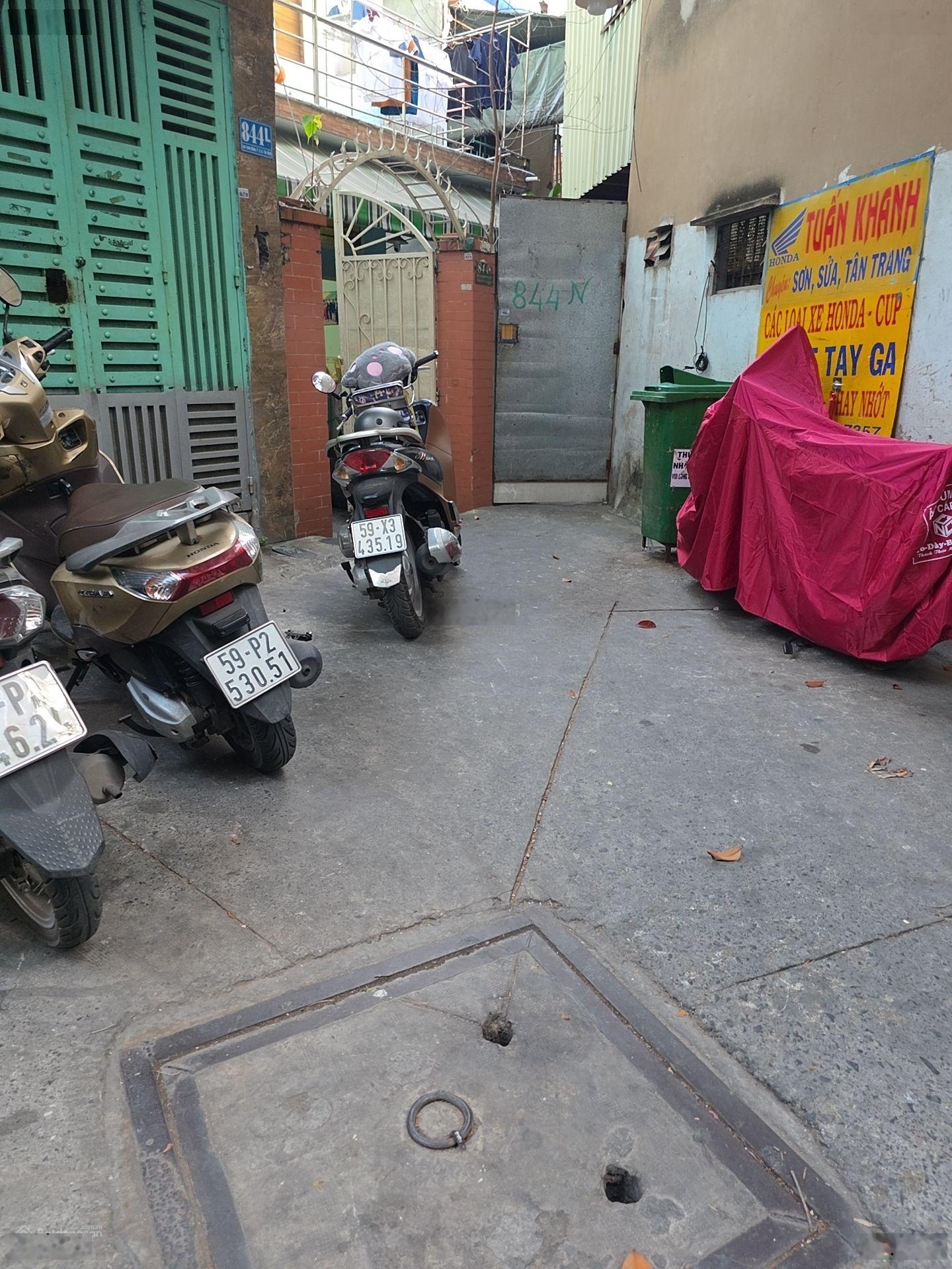 Diện tích đất 37,66m2 mà giá chỉ 2 tỷ980 bán nhà Lạc Long Quân P8 Tân Bình gần chợ Tân Bình