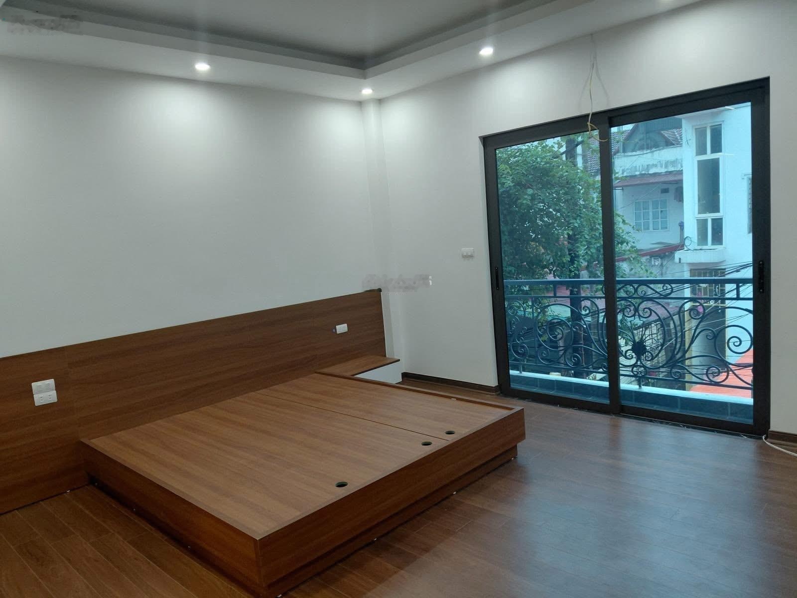 Bán nhà phố Lĩnh Nam - Hoàng Mai - Thang máy 6 tầng - DT 42m2 giá 7,7 tỷ.