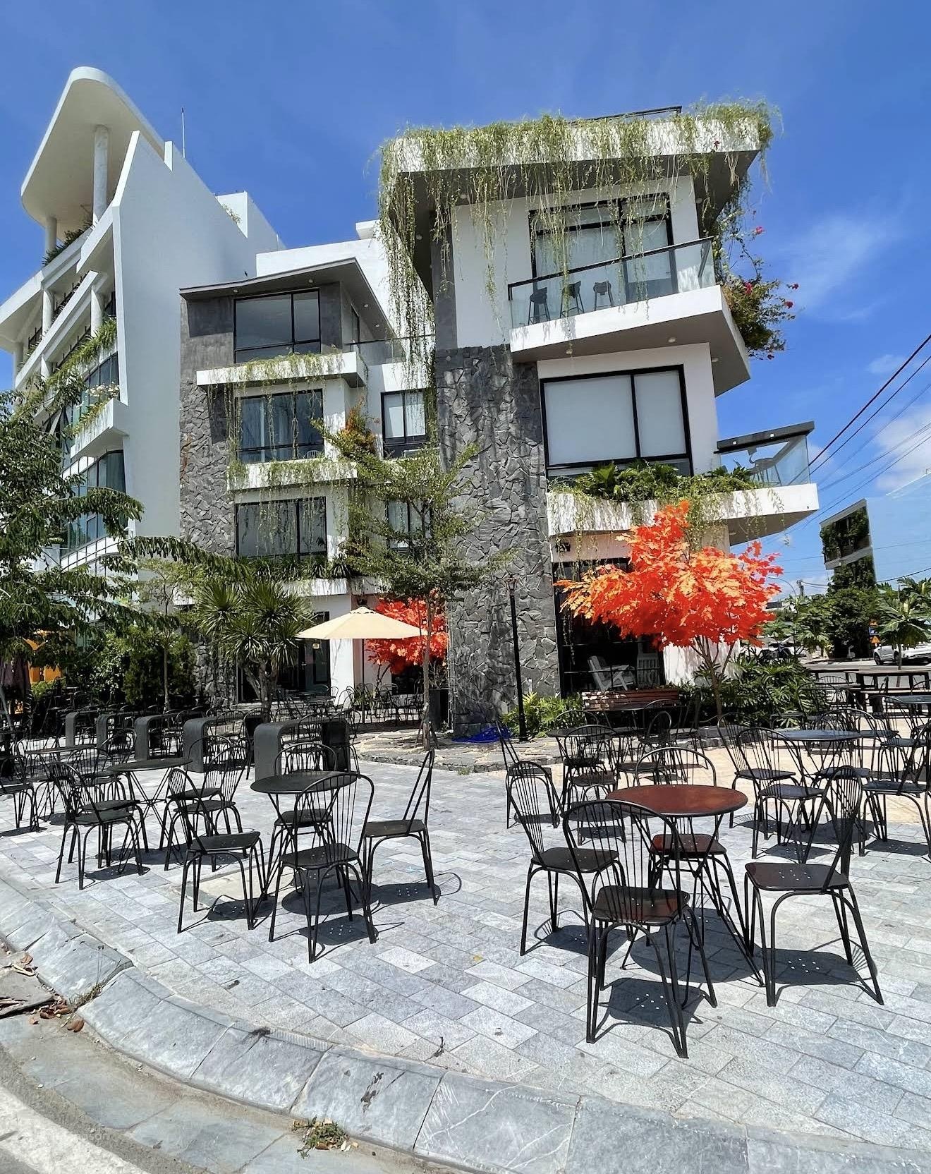 Cần cho thuê căn góc đẹp kinh doanh vĩa hè rất rộng, 2 mặt tiền đường khu ACC Vườn Xoài