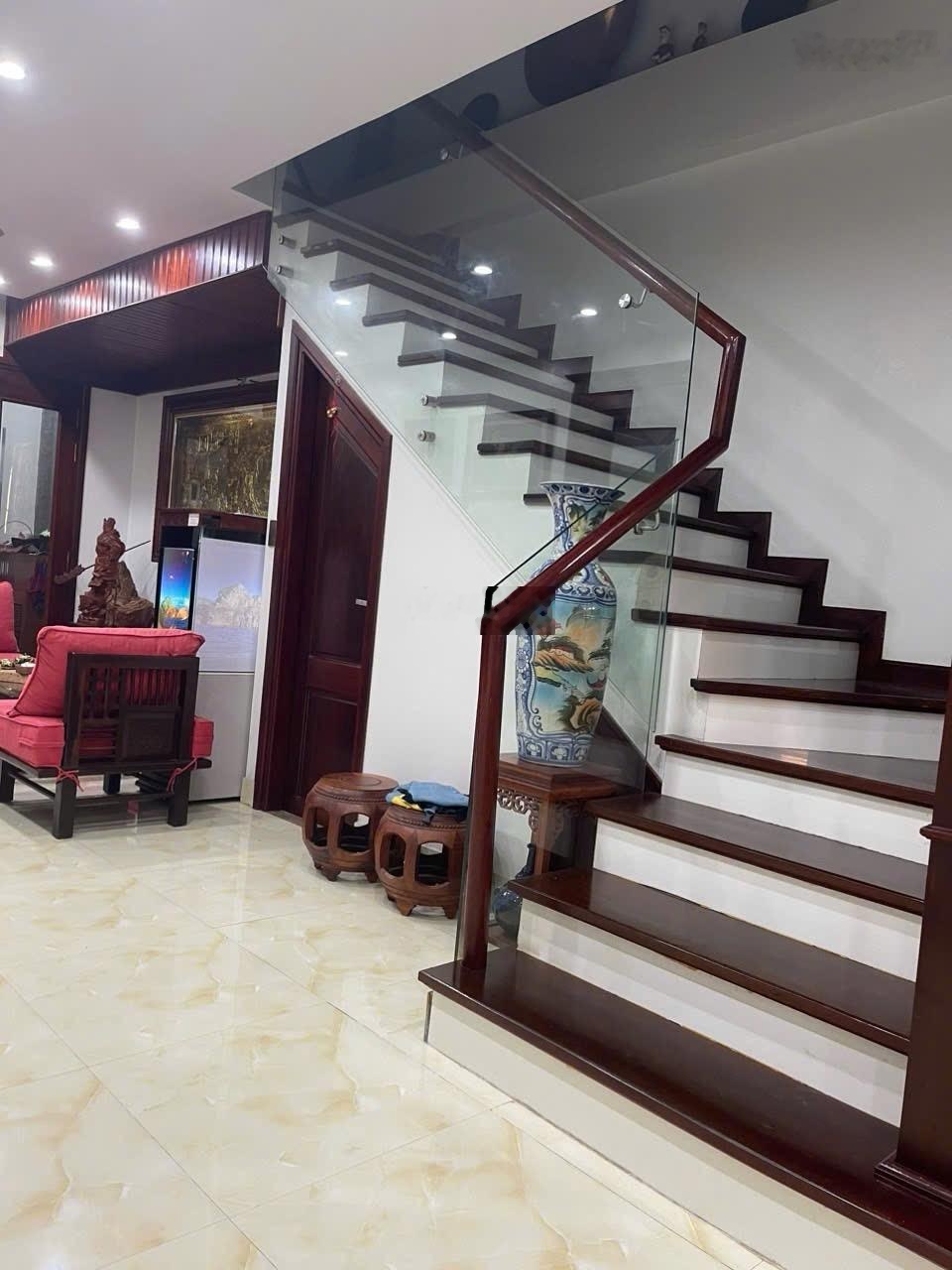 Cho thuê nhà nguyên căn phố Hồng Tiến, Bồ Đề, Long Biên 60m 4pn full nội thất 13tr