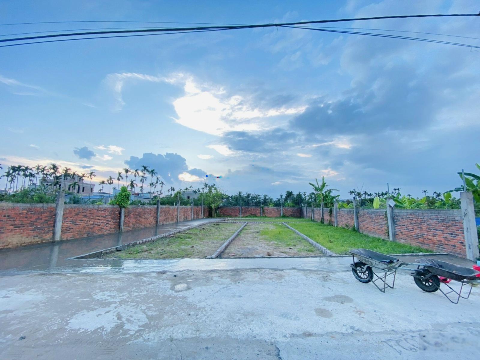 Hàng hiếm giá chỉ có trước Tết lô góc trục đường ô tô thông Lâm Động. Diện tích 61,5m2. Ngang 4m