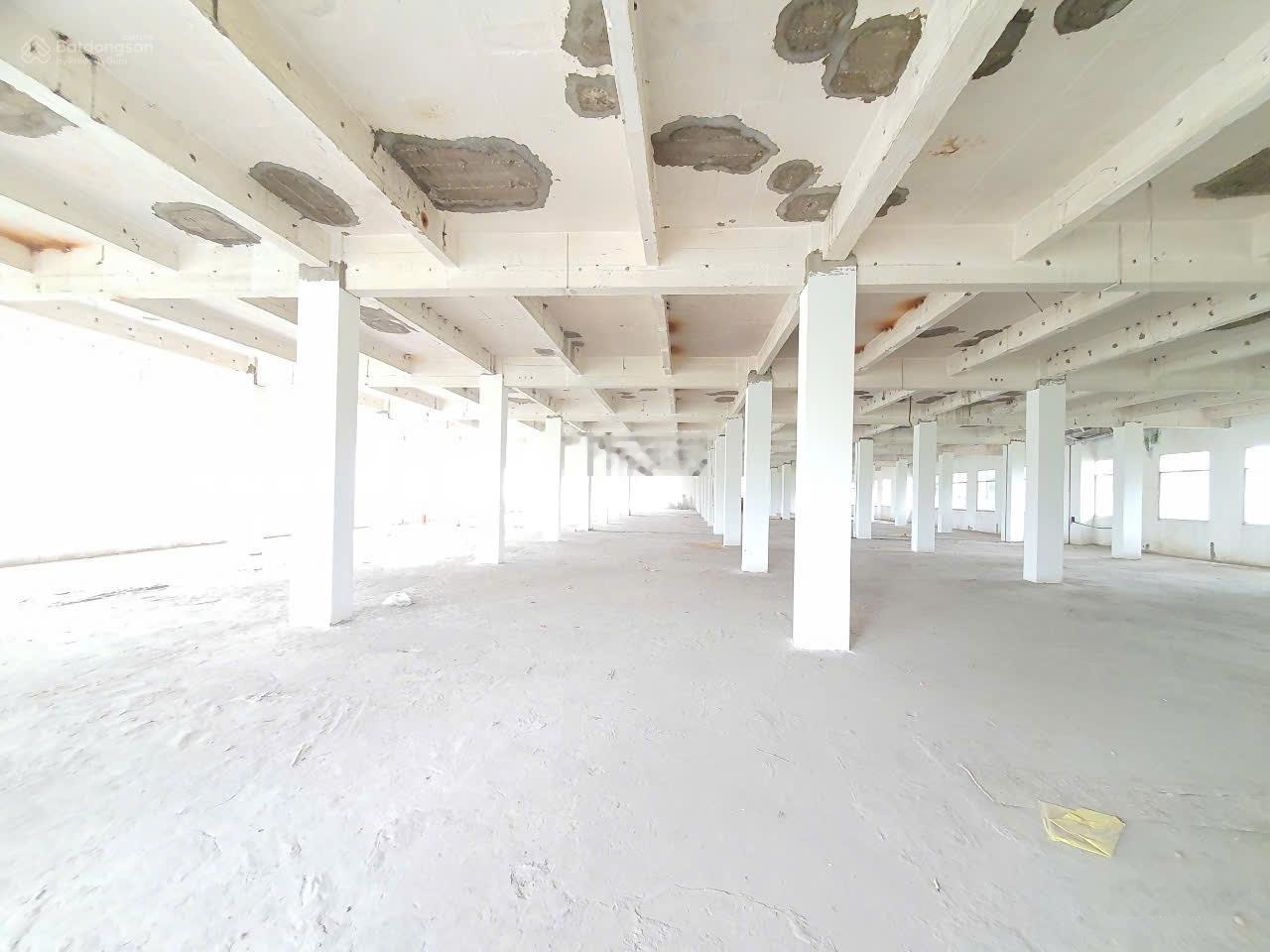 Cho thuê kho kết hợp văn phòng DT 4500m2 1 trệt + 2 lầu tại mặt tiền Võ Văn Kiệt, Q6.