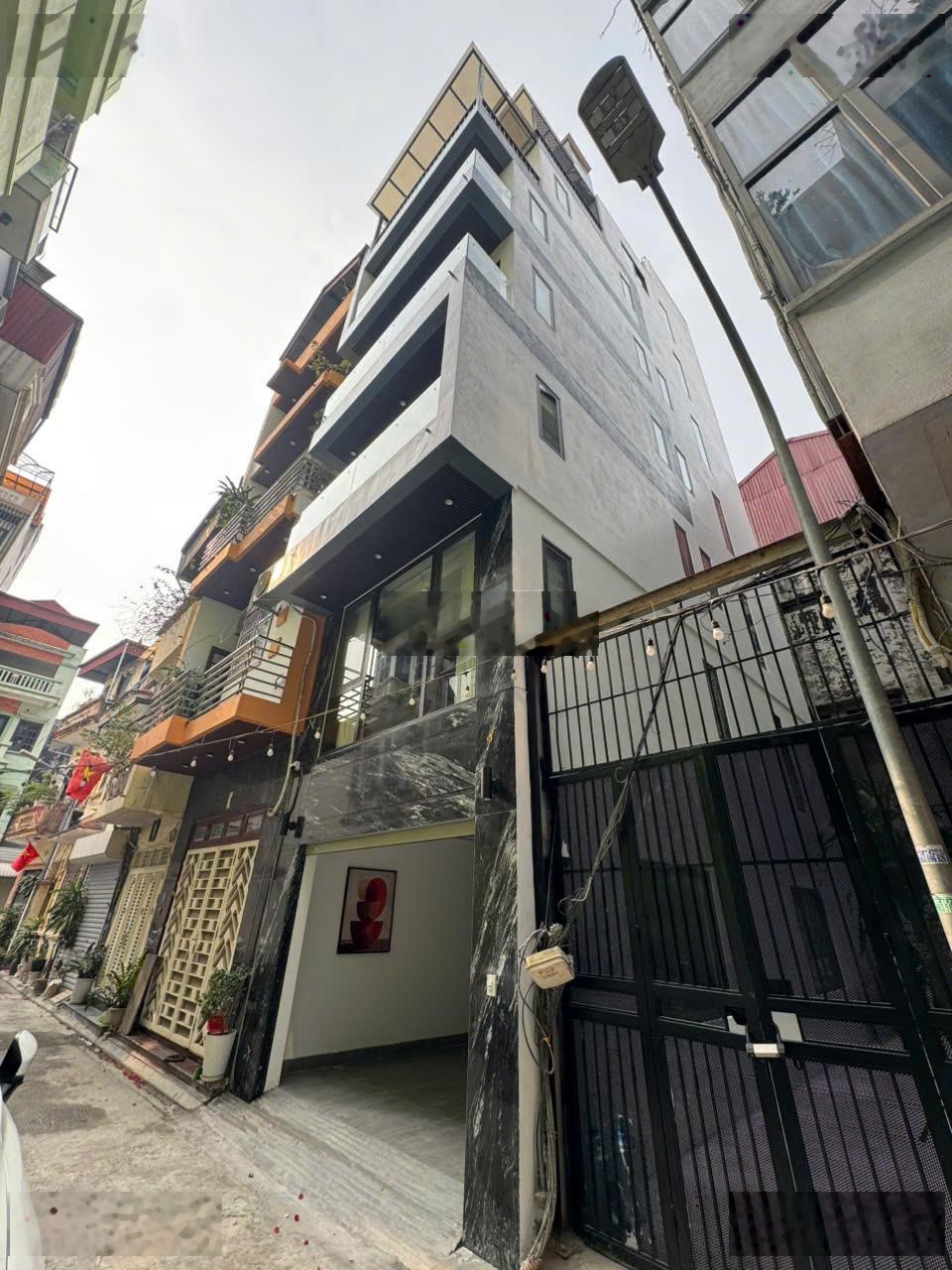 Mua nhà đón Tết nhà 8 tầng thang máy mặt hồ Nguyễn Văn Cừ Long Biên full nội thất cao cấp