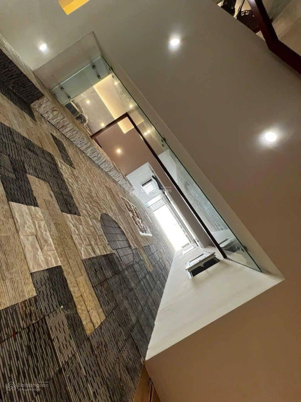 Nhà đẹp 4 tầng Phong cách Cổ điển . Vị trí ngay gần biển Mỹ Khê. Giá nhỉnh 14 tỷ