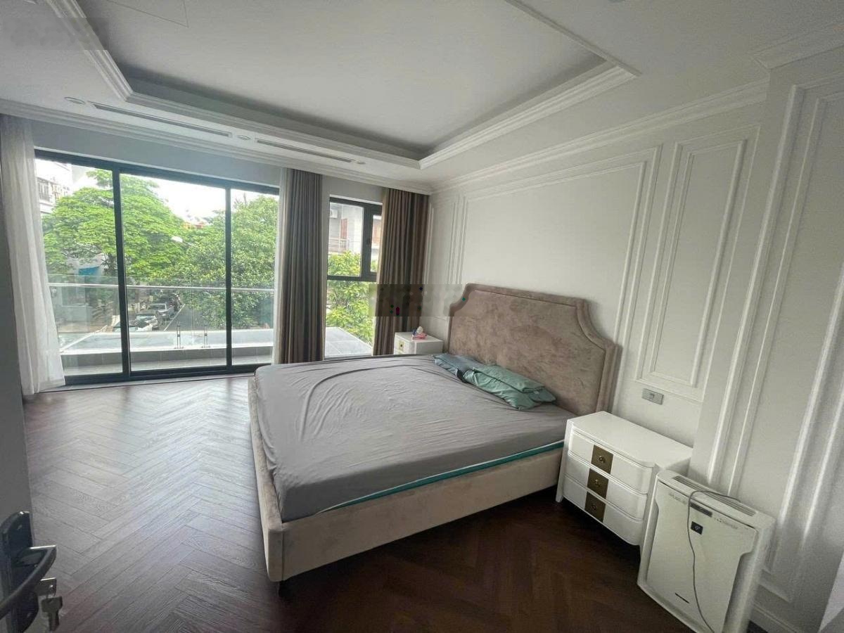 Chính chủ bán GẤP nhà phố Nguyễn Chánh, Cầu Giấy 75m2 5T MT 5m phân lô ô tô, thang máy giá rẻ 28 tỷ