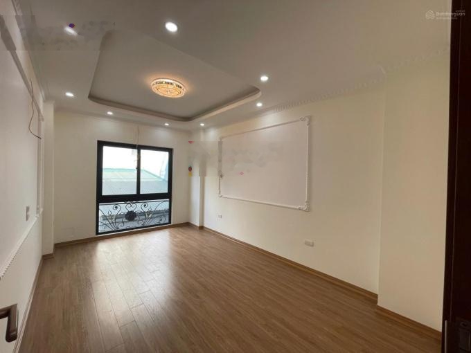 Cho thuê nhà ở Lai Xá 50m2, 5 tầng, thang máy, oto dỗ tránh.