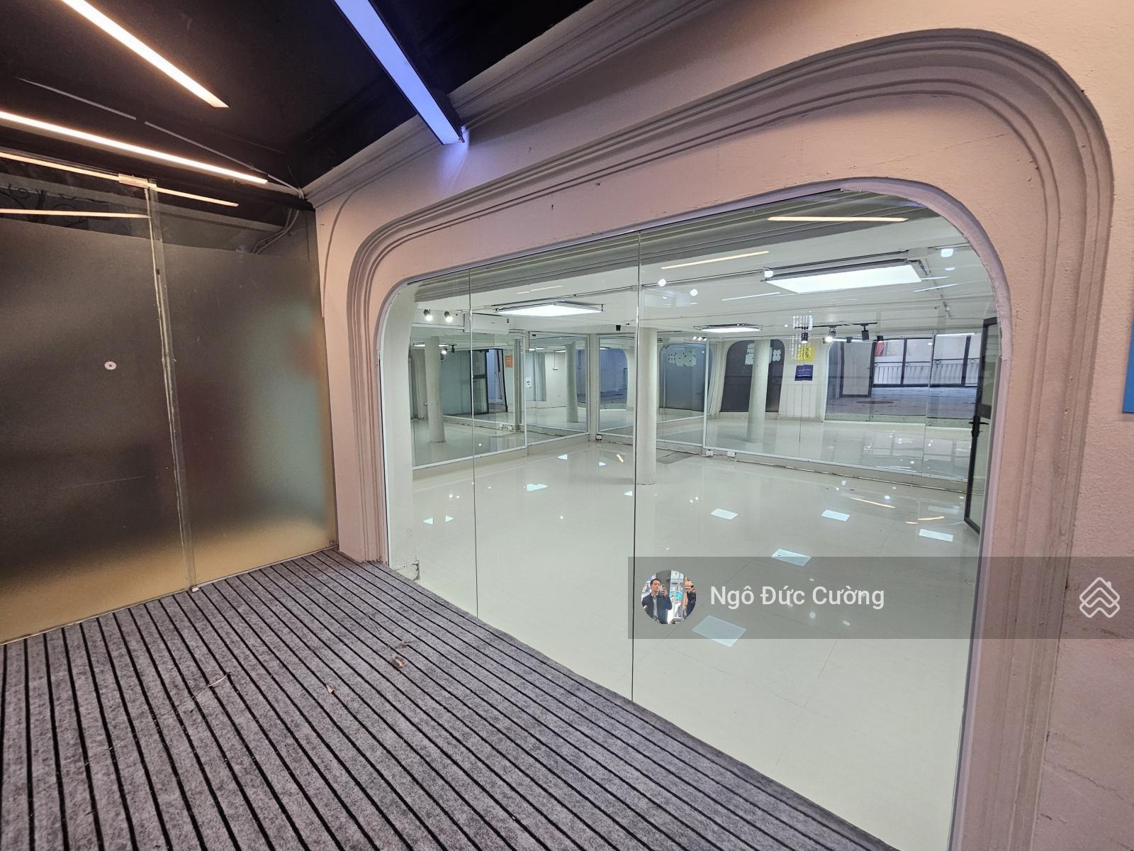 Cho thuê nhà mặt phố Nguyễn Hoàng 70m 5 tầng mặt tiền 5m đông đúc dân cư 0358881507