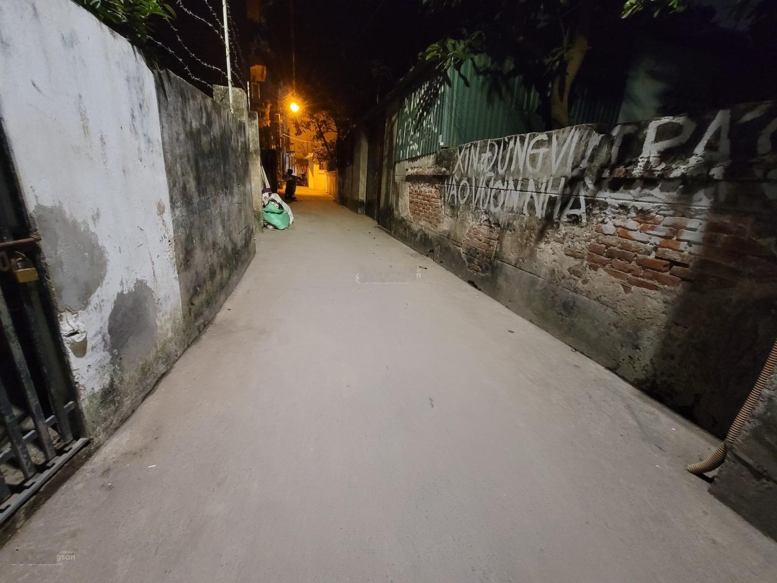 Bán đất Phú Diễn, diện tích lớn phân lô tốt giá tốt vị trí: Cách điểm ô tránh 50m giá 130tr/m2