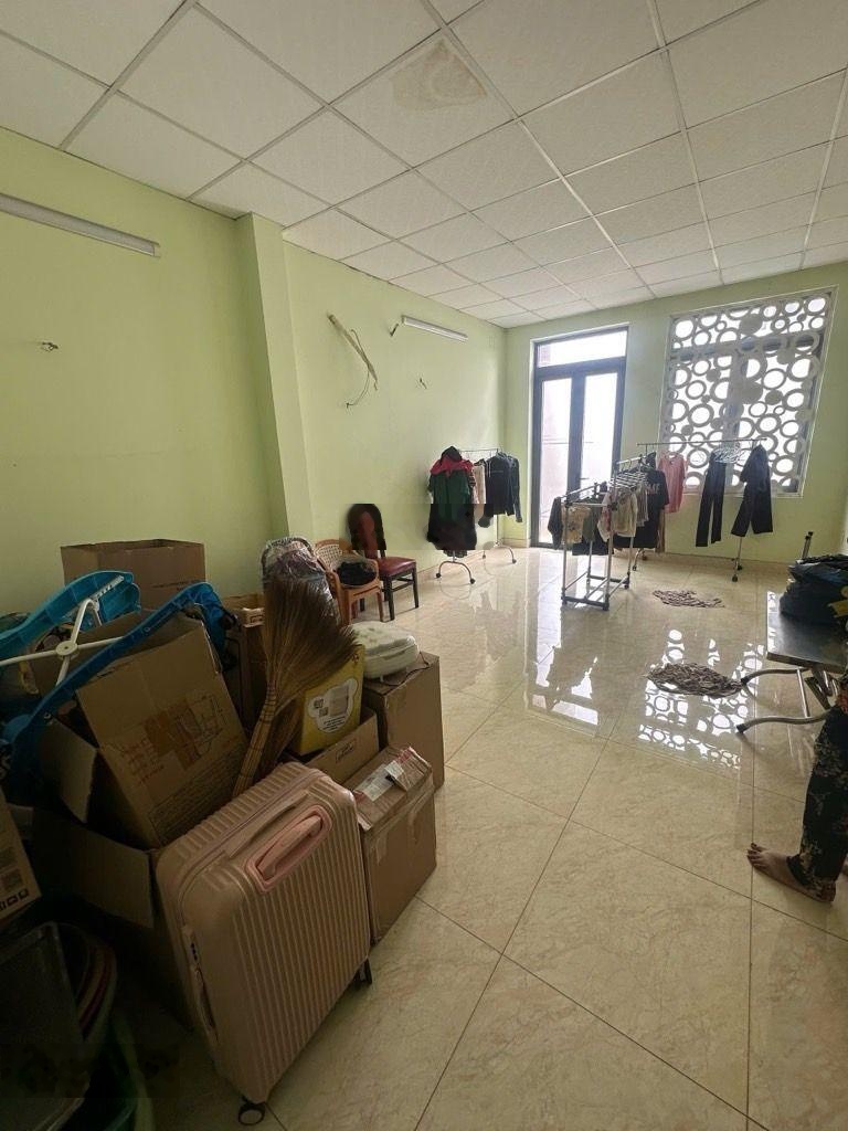 Chỉ 6,4tỷ --nhà 3 tầng -84m2 (4x21) mtkd trường tiểu học - cạnh vòng xoay an lạc - đường 12m có lề