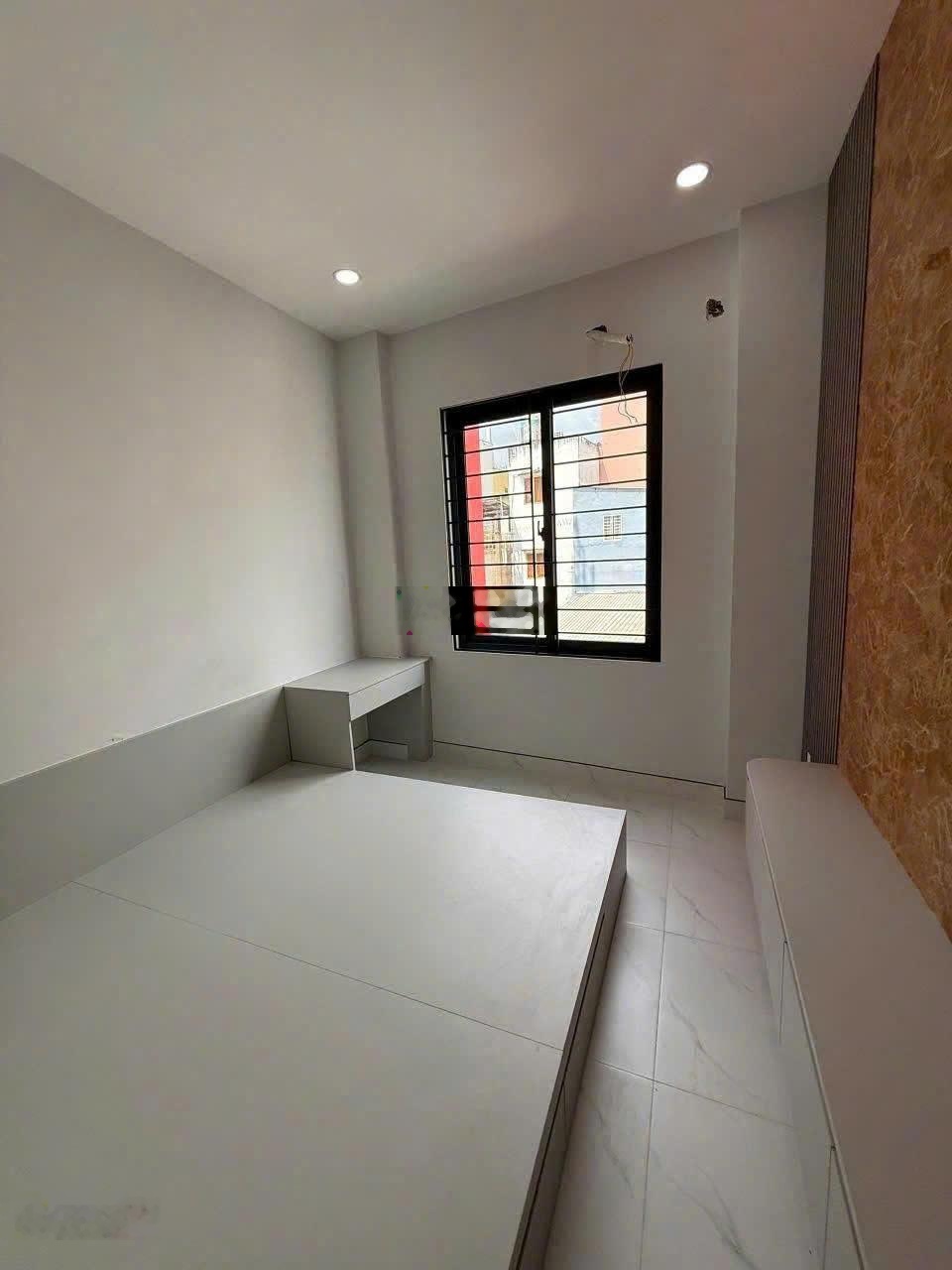 Bán nhà vừa xây mới + full nội thất đường Trần Hưng Đạo P7 Q5