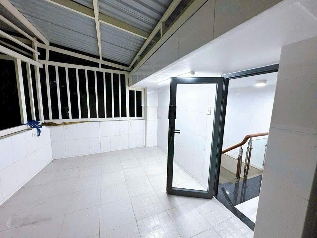 Chỉ 4,xty Bán nhà ở liền Phú nhuận nhỏ tiền nở hậu lộc ngang 4,4m 4tầng Huỳnh văn bánh sát q1, q3