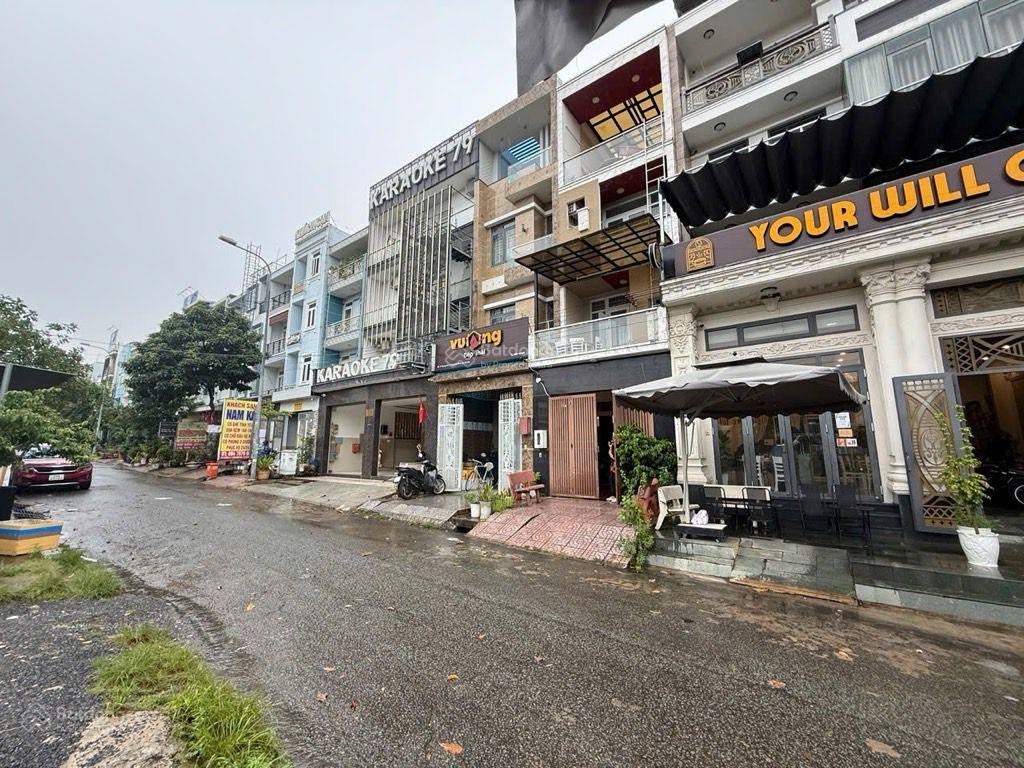 Bán đất đường lê văn việt_ phường tăng nhơn phú a _ thủ đức _ 4 x 18 _ giá 7,6 tỷ.