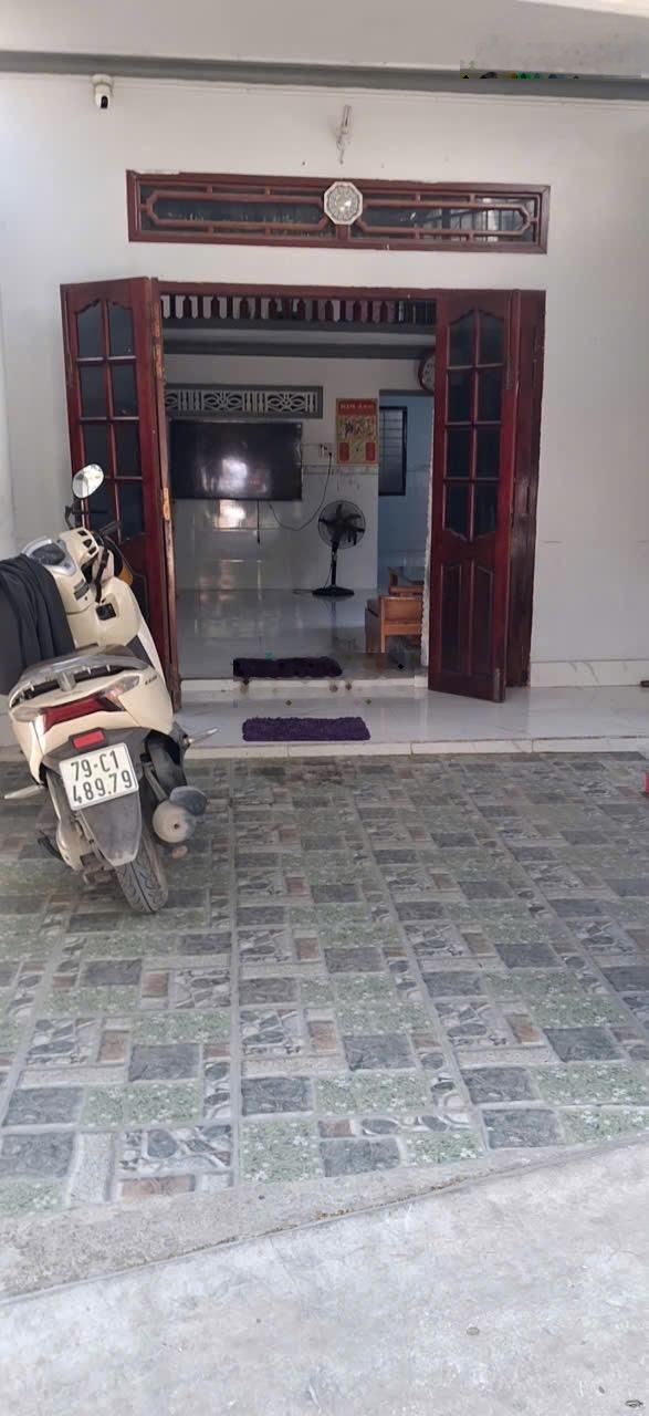 Nhà phố Phường Cam Lợi- Cam Ranh- full thổ đường oto con( Lô góc nở hậu )