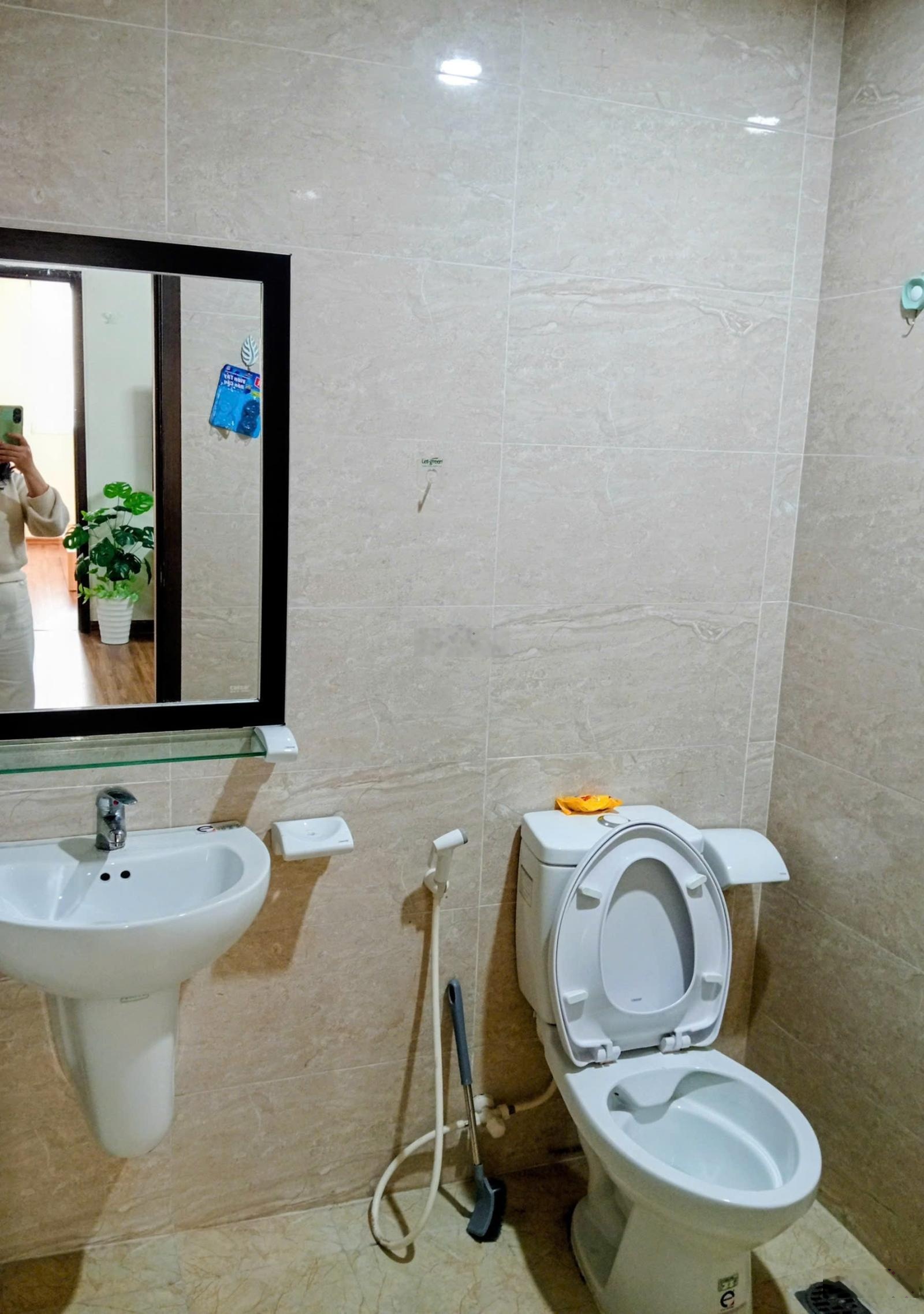 Em chính chủ cho thuê căn hộ chung cư cao cấp 2pn đầy đủ nội thất ngay bên cạnh Vinhomes