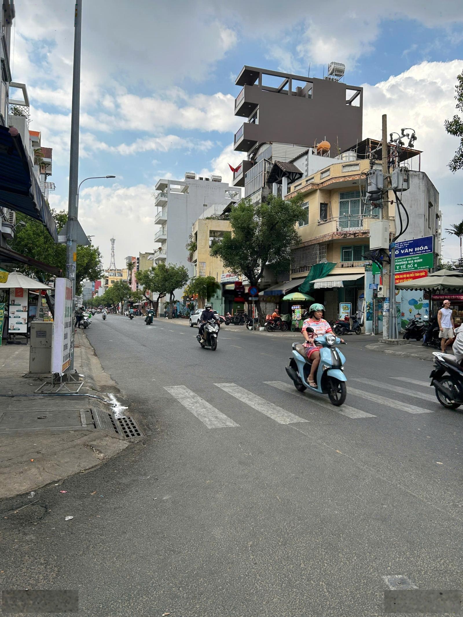 Bán nhà ngang 7.5m x 8m - xây 3 tầng - cách hoàng hoan thám 20m - bán 10.5 tỷ