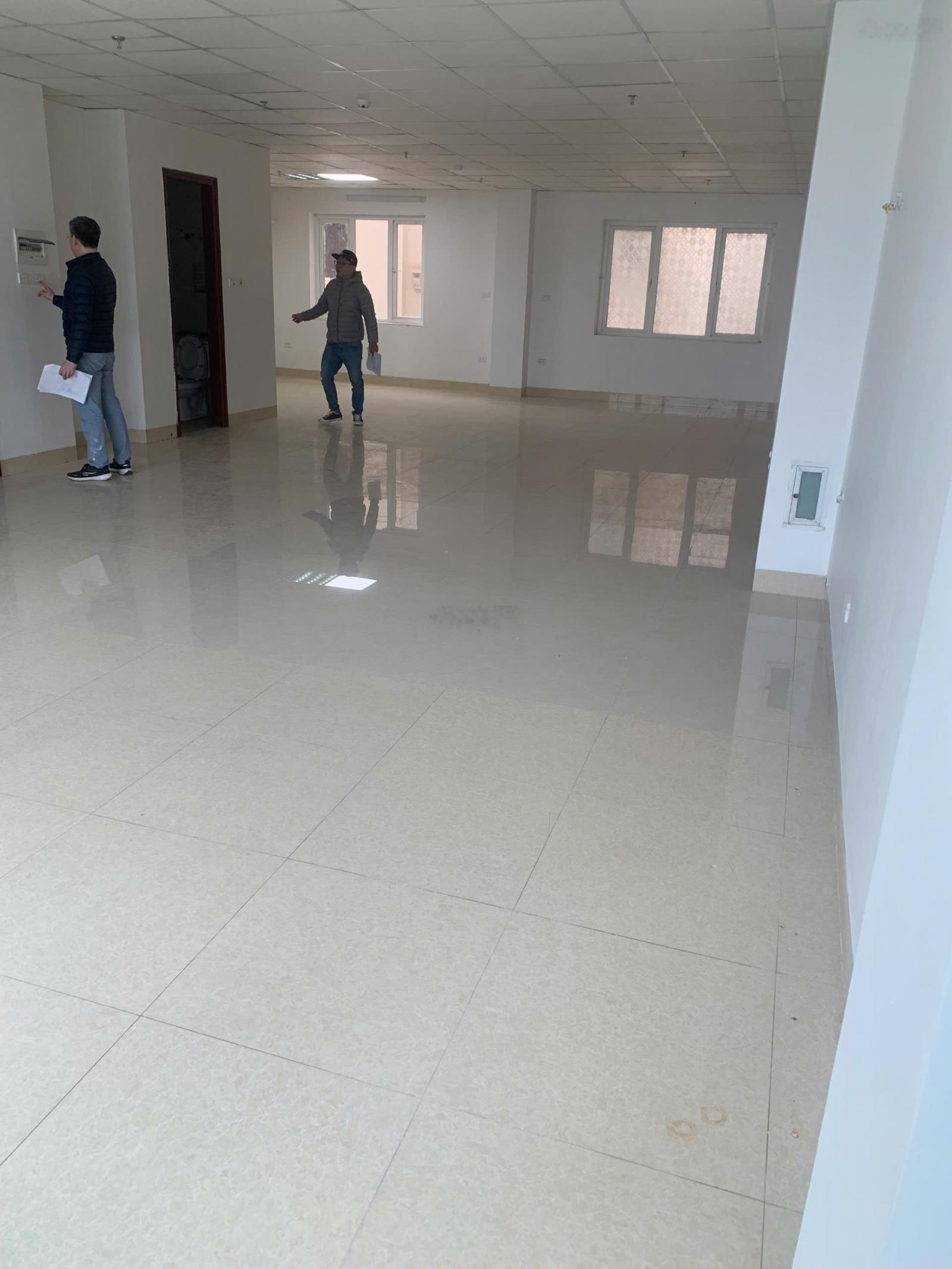 Chính chủ cho thuê tòa nhà văn phòng 6 tầng, có hầm, thang máy - khu Duy Tân, trung tâm Cầu Giấy