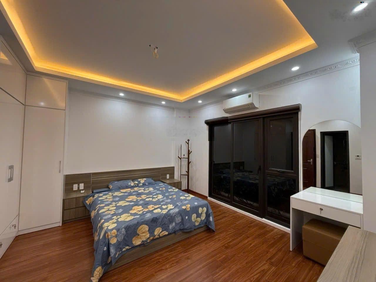 Cho thuê nhà nguyên căn 35m*4 tầng, 3pn, 4wc, full đồ, ngõ 279 Đội Cấn, Ba Đình, giá 12.5 triệu(TL)