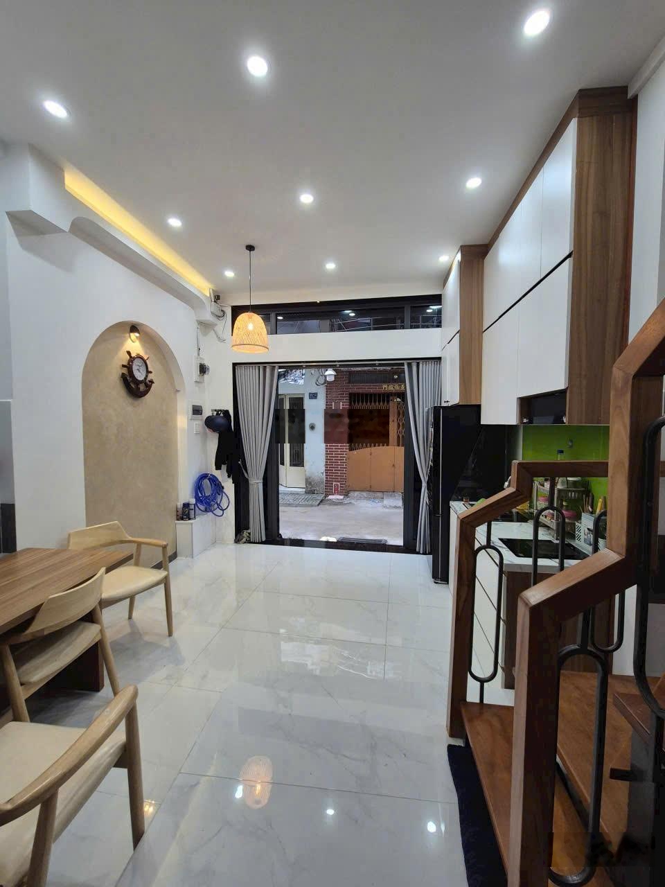 Bán nhà đẹp mới + tặng full nội thất đường Nguyễn Tri Phương P4 Q10