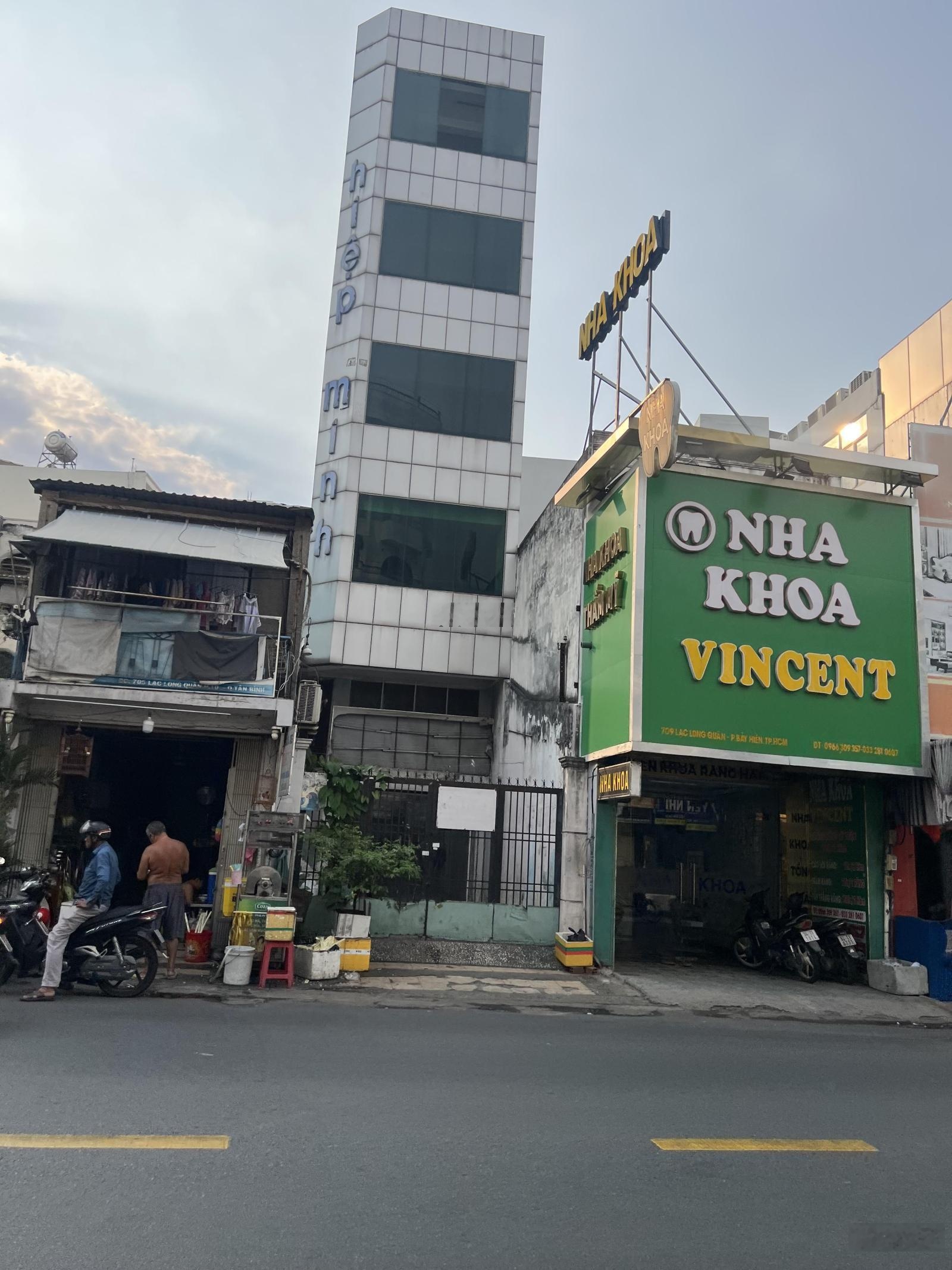 Bán gấp toà nhà 7 tẦng mặt tiền đường Lạc Long Quân gần ngã tư Bảy Hiền