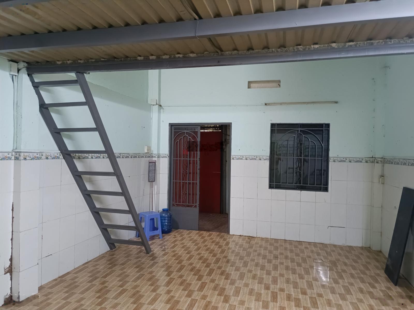 Nhà cho thuê, có gác tiện ích khá đầy đủ