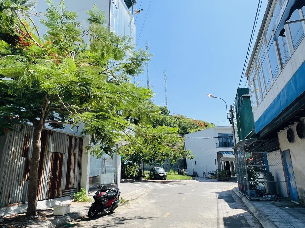 Cần bán lô đất cách biển Phạm Văn Đồng chỉ có 30m ( có sổ, xây dựng tự do) gần bãi tắm Hòn Chồng