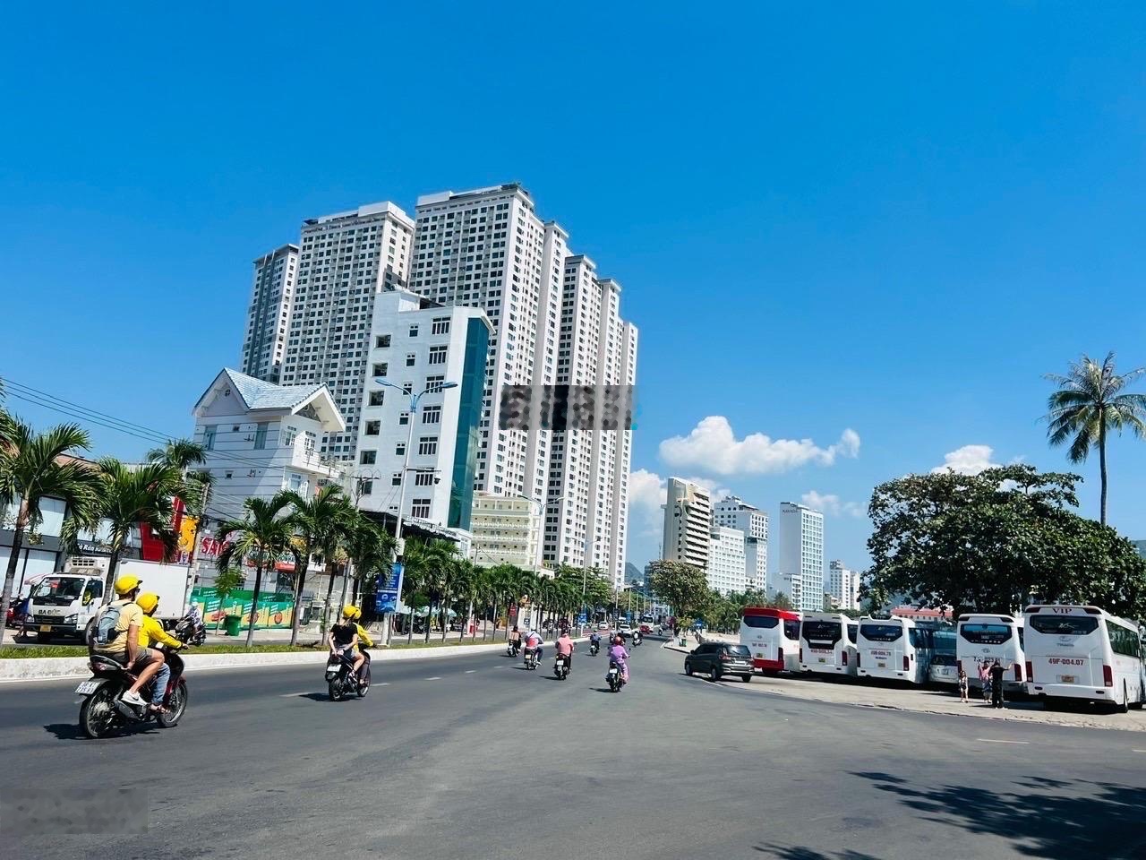 Giá nét đầu tư lô đất đẹp xây ở hoặc căn hộ gần bãi tắm Hòn Chồng mặt tiền đường Cao Văn Bé